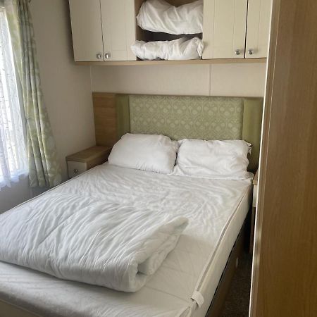 Stunning 3-Bed Caravan In Клактон-он-Сі Екстер'єр фото