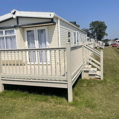 Stunning 3-Bed Caravan In Клактон-он-Сі Екстер'єр фото