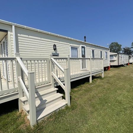 Stunning 3-Bed Caravan In Клактон-он-Сі Екстер'єр фото