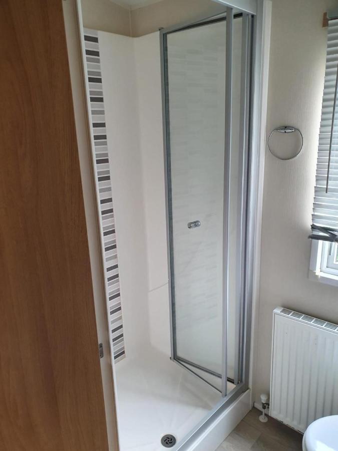 Stunning 3-Bed Caravan In Клактон-он-Сі Екстер'єр фото