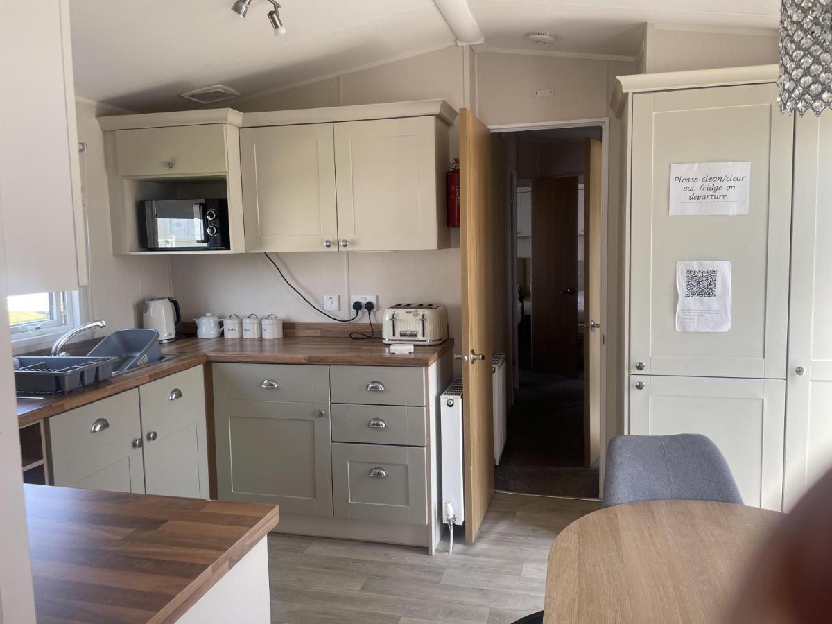 Stunning 3-Bed Caravan In Клактон-он-Сі Екстер'єр фото