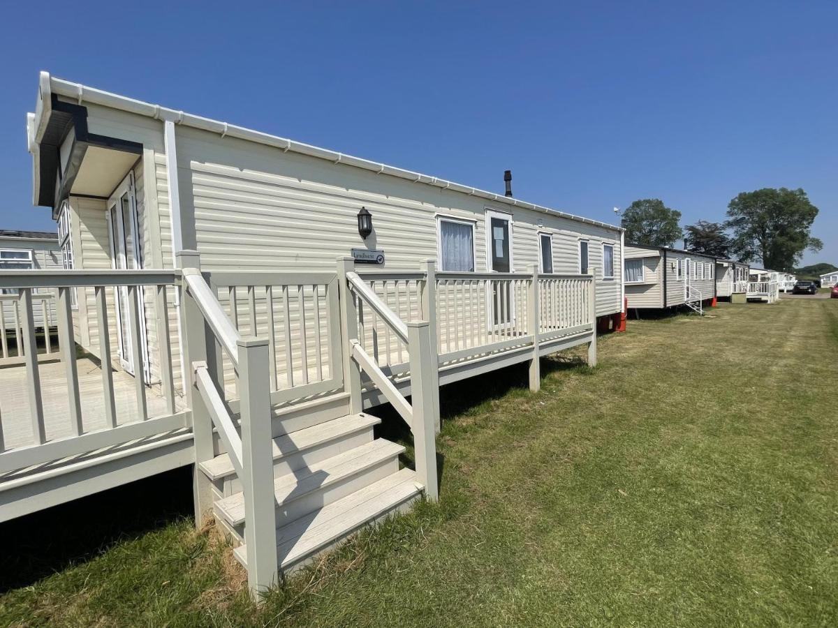 Stunning 3-Bed Caravan In Клактон-он-Сі Екстер'єр фото